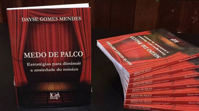 A pianista Dayse Gomes lança seu livro "Medo de palco"