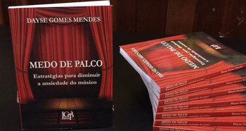 A pianista Dayse Gomes lança seu livro "Medo de palco"